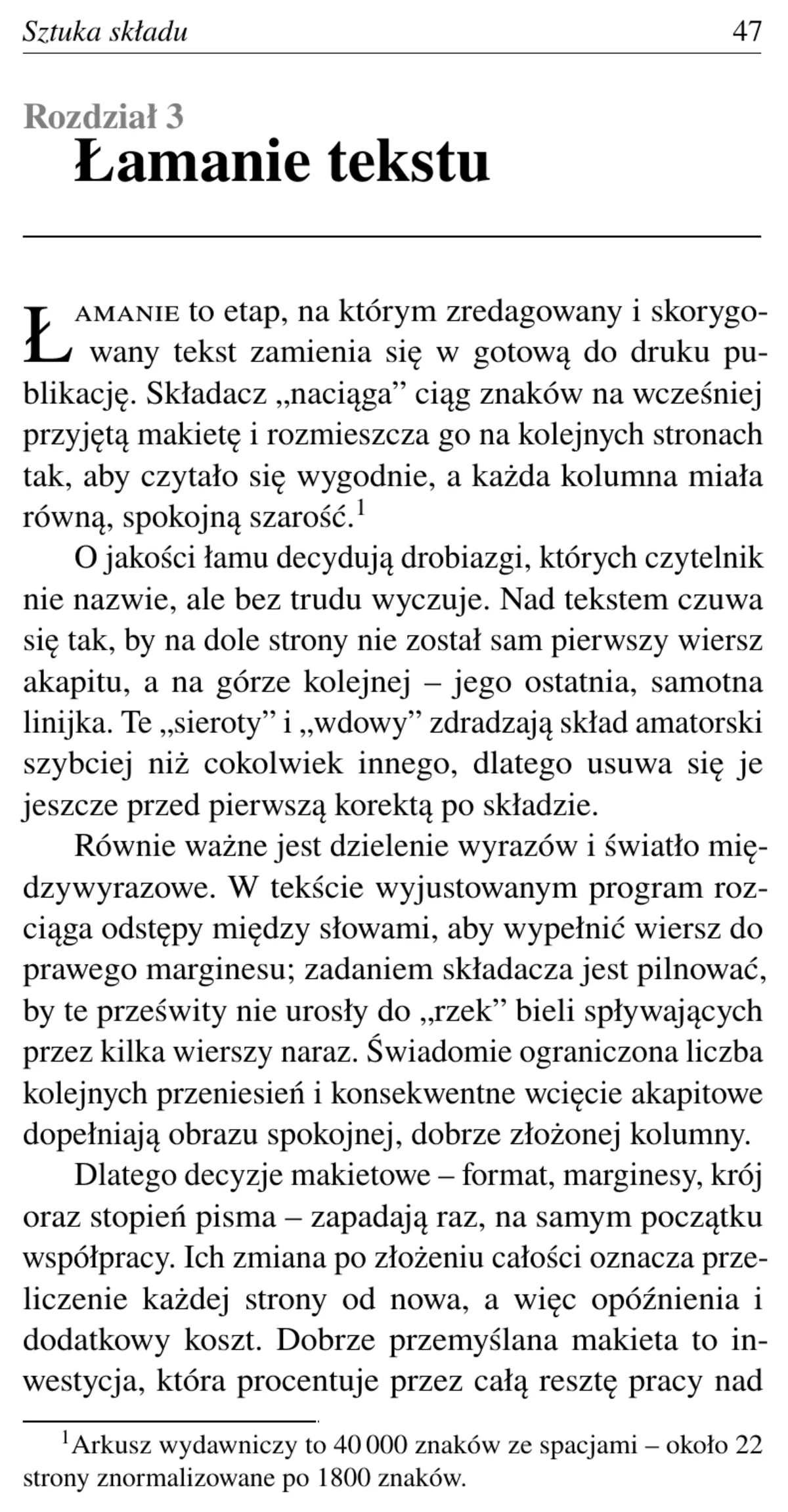 Profesjonalnie złożona strona książki z żywą paginą, inicjałem, tekstem wyjustowanym i przypisem.