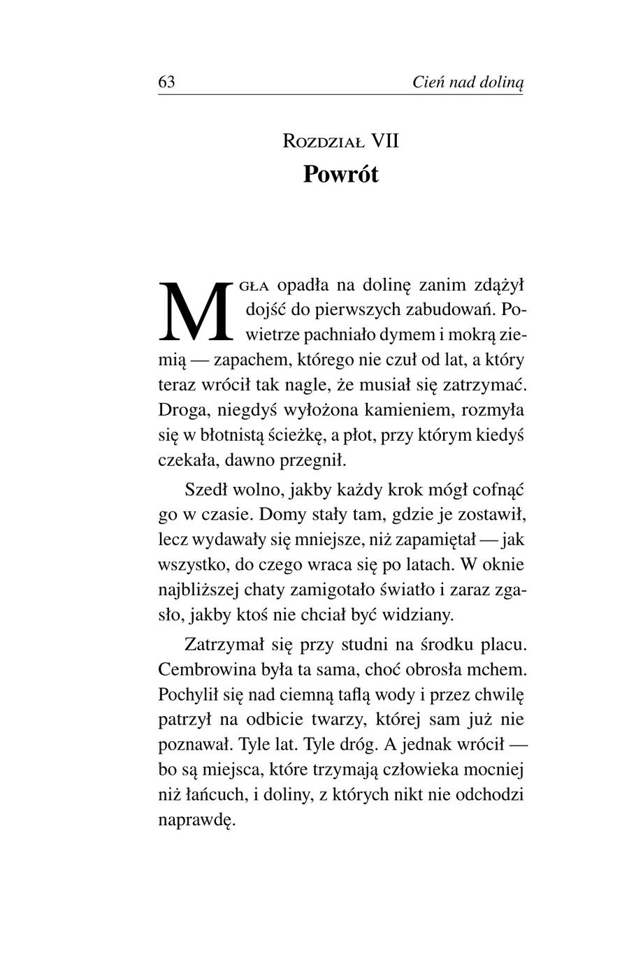 Strona powieści złożona w LaTeX-u — żywa pagina z tytułem książki i numerem strony, inicjał na początku rozdziału, tekst justowany z przenoszeniem wyrazów, książkowe proporcje strony