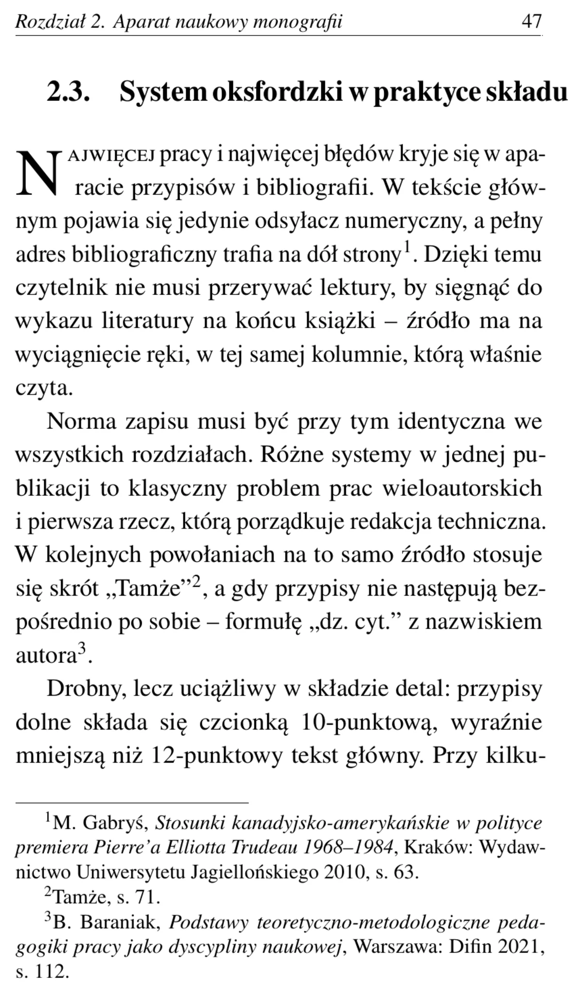 Fragment strony monografii naukowej z tekstem głównym i przypisami dolnymi w systemie oksfordzkim